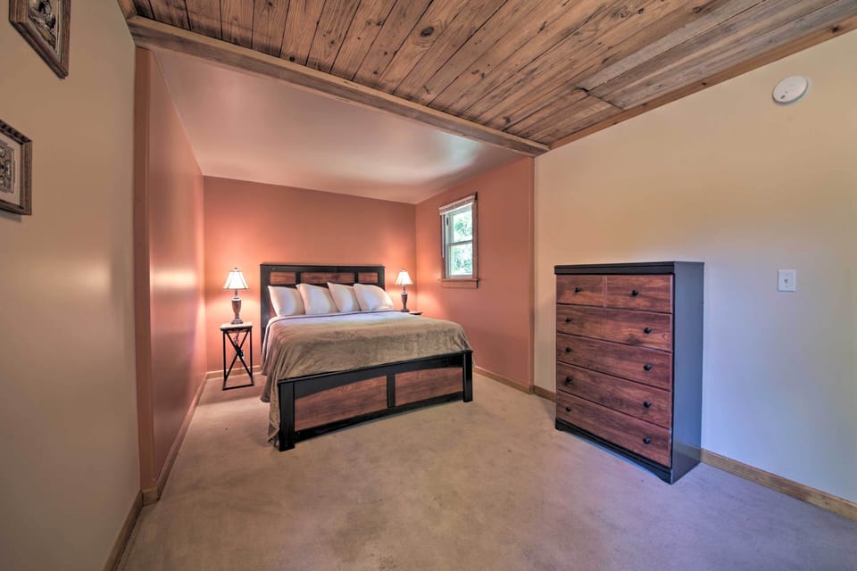 Pet-friendly Cottage w/ Fire Pit - 3 Mi to Siu! Cottage in Makanda Township