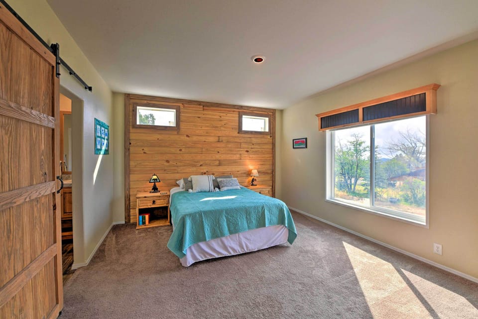 Cedaredge Hideaway w/ Grill & Mountain Views! Cottage in Colorado