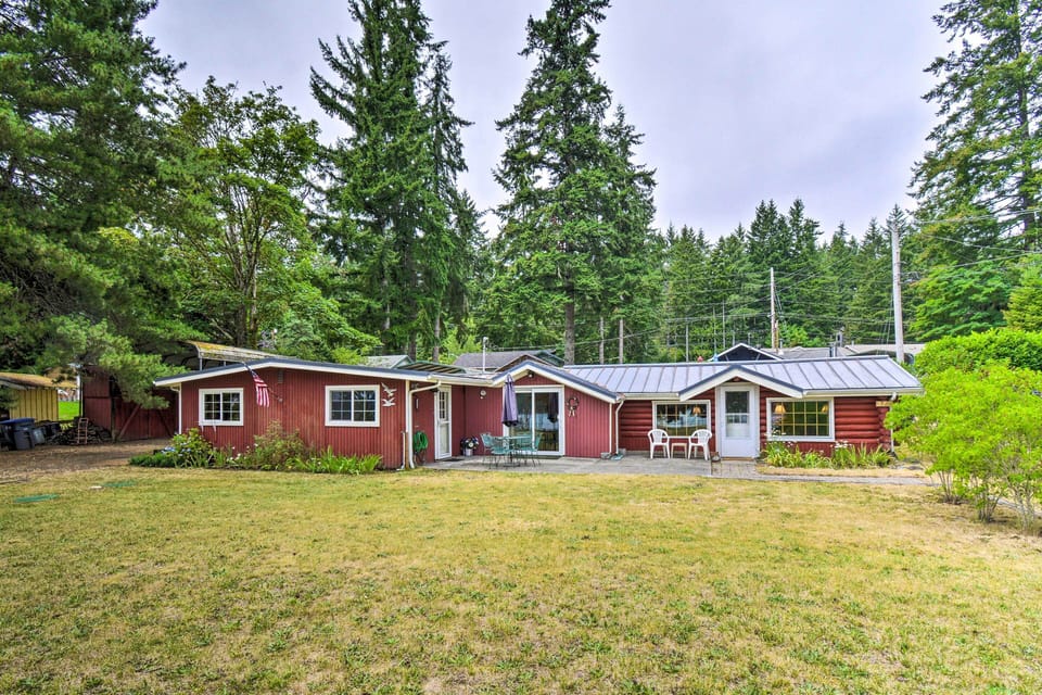 Wheelchair-accessible Belfair Cabin w/ Patio! Cottage in Hood Canal