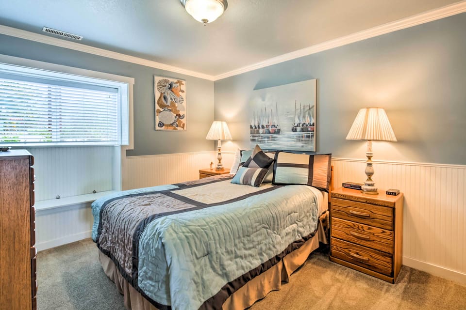 Beachfront Condo w/ Patio & Views - Walk to Shore! Apartment in Lincoln Beach