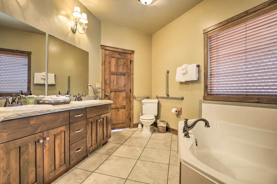 Luxurious Cedar City Getaway: 32 Mi to Brian Head! Cottage in Cedar City