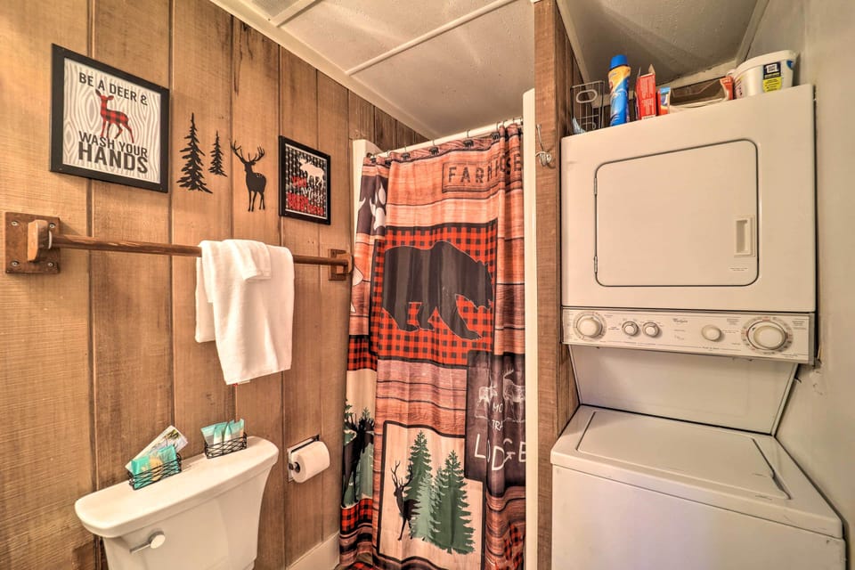 < 1 Mi to Beech Mtn Ski! Condo w/ Hot Tub Access Apartment in Beech Mountain