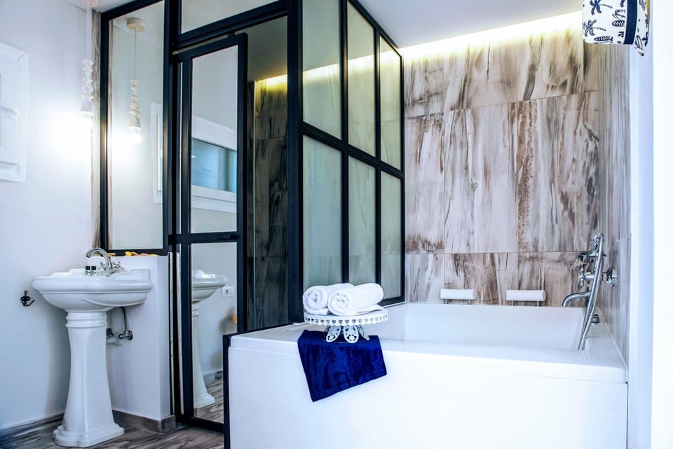 Deluxe Suite with Jacuzzi (3 pax) | Bathroom | Shower, free toiletries, towels, soap