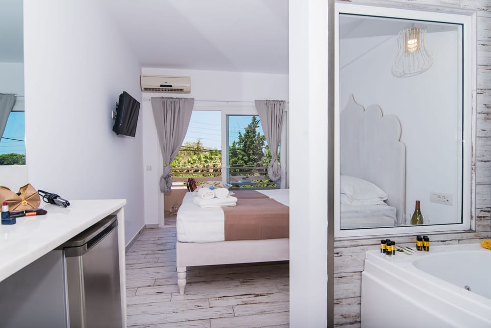 Deluxe Mini Suite with Jacuzzi (2pax) | Premium bedding, individually decorated, individually furnished