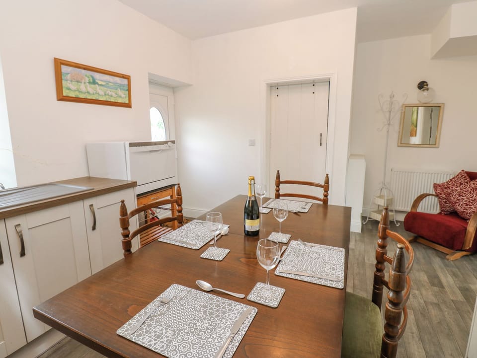 Cottage | Dining
