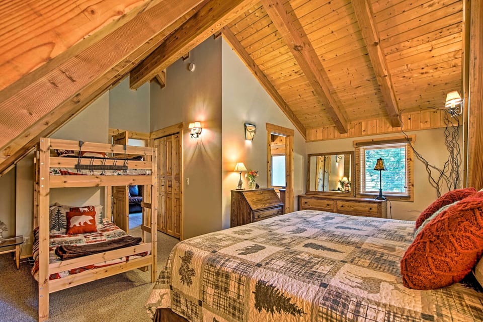 Cle Elum Mountain Cabin w/ Hot Tub & Trails! Cottage in Kittitas County