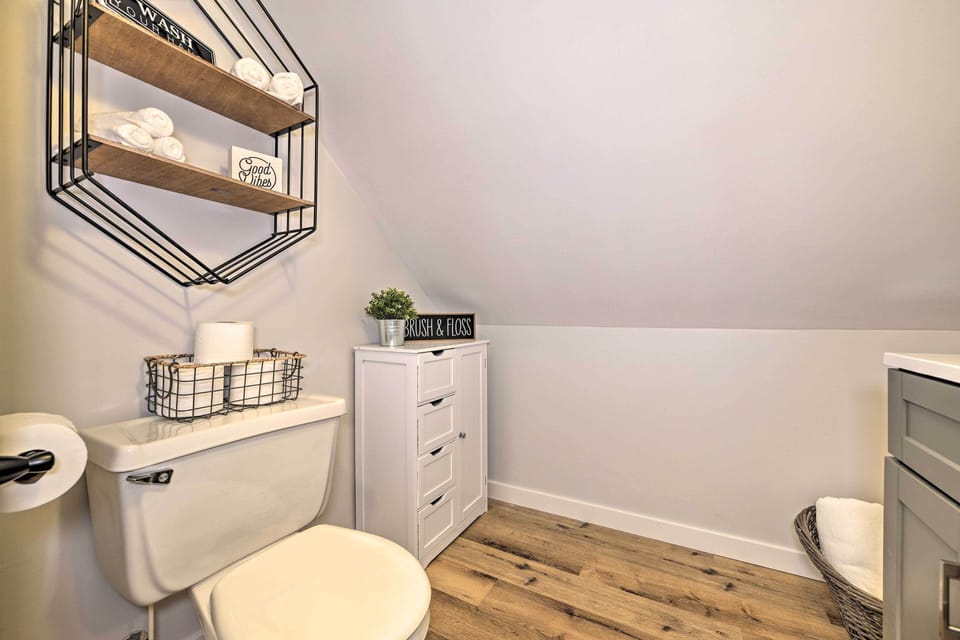 Lovely Roscommon Cabin < 3 Mi to Higgins Lake! Cottage in Michigan