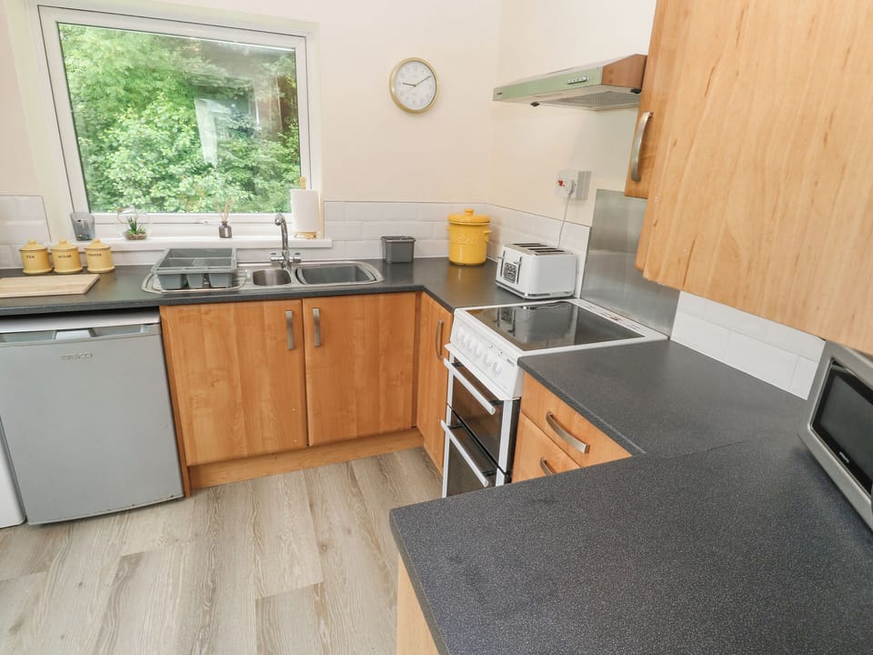 Cottage | Private kitchen | Electric kettle, cookware/dishes/utensils