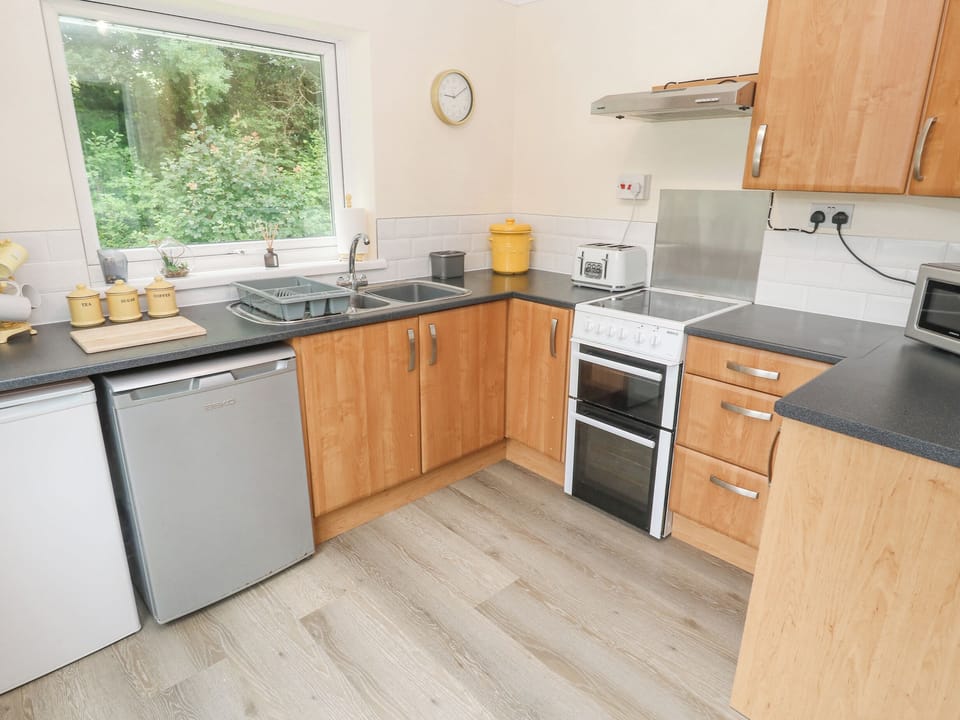 Cottage | Private kitchen | Electric kettle, cookware/dishes/utensils