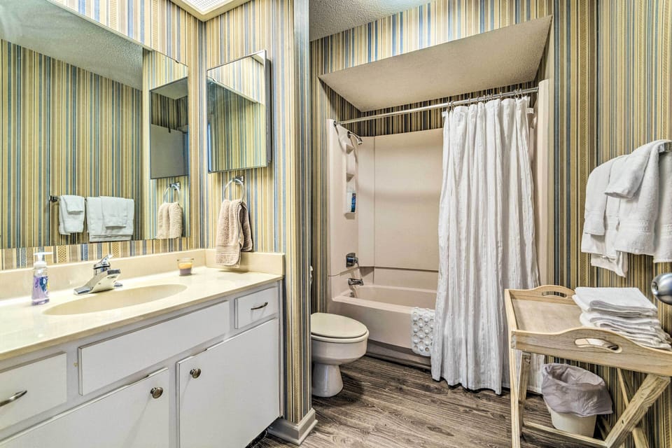Single-story Fairfield Bay Condo w/ Deck! Apartment in Fairfield Bay