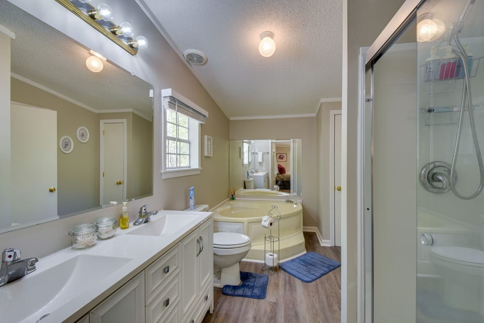 Walk to Lake Chatuge! Hayesville Cabin w/ Fire Pit Cottage in Chatuge Lake