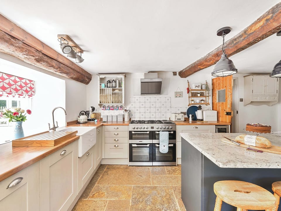 Cottage | Private kitchen | Dishwasher, cookware/dishes/utensils