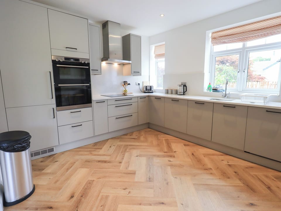 Cottage | Private kitchen | Fridge, dishwasher, electric kettle, toaster