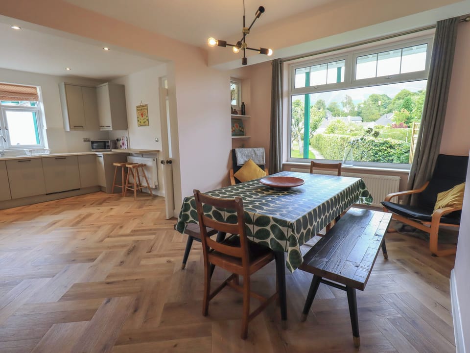 Cottage | Dining