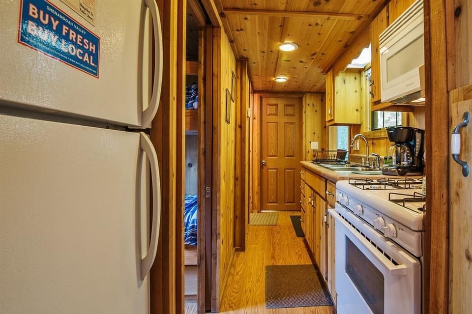 House (2 Bedrooms) | Private kitchen | Microwave, oven, stovetop, cookware/dishes/utensils