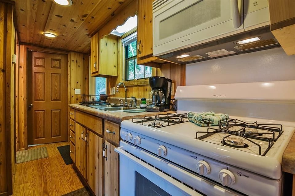 House (2 Bedrooms) | Private kitchen | Microwave, oven, stovetop, cookware/dishes/utensils