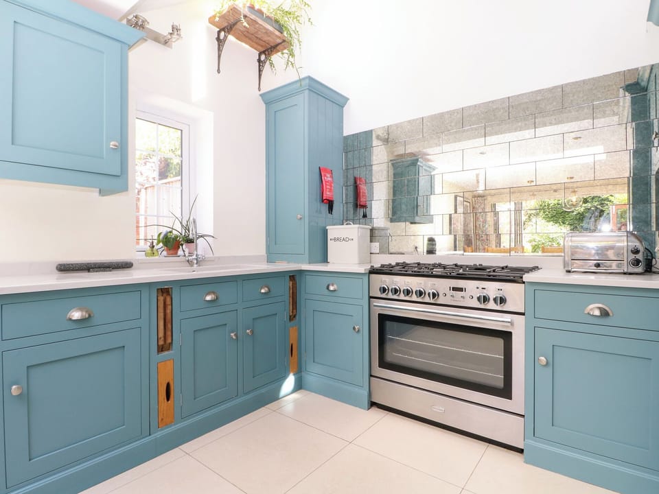 Cottage | Private kitchen | Fridge, dishwasher, electric kettle, toaster