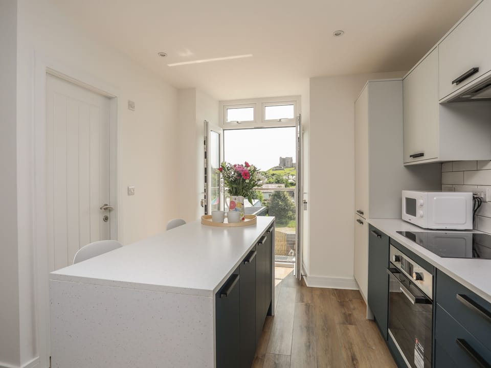 Fridge, dishwasher, cookware/dishes/utensils