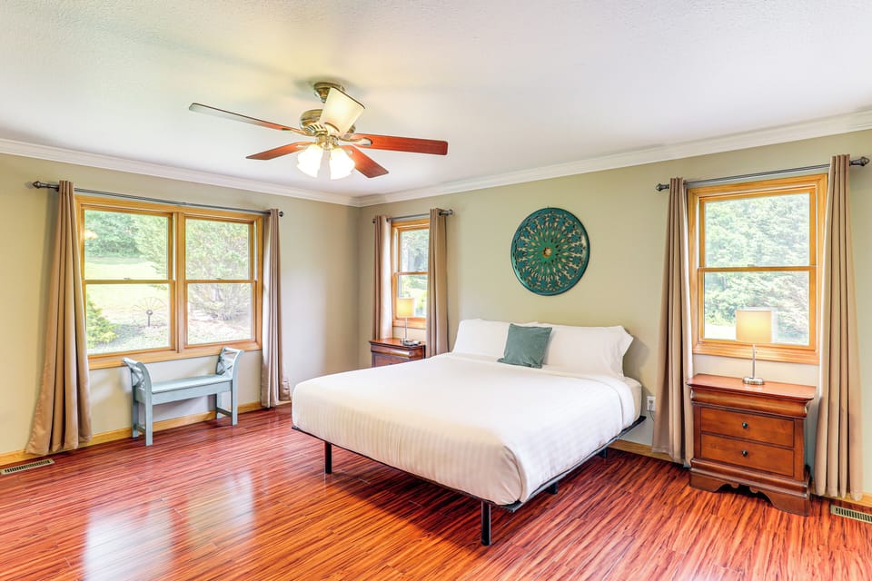 Mtn Views & Hot Tub: 6-acre Blue Ridge Retreat! Cottage in Swannanoa