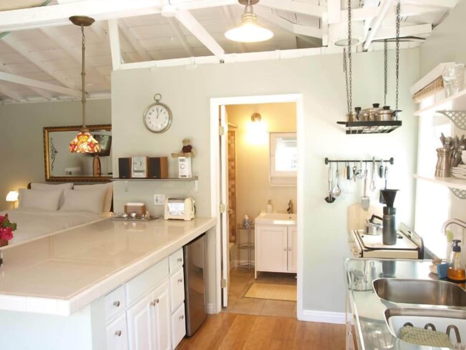 Microwave, oven, stovetop, cookware/dishes/utensils