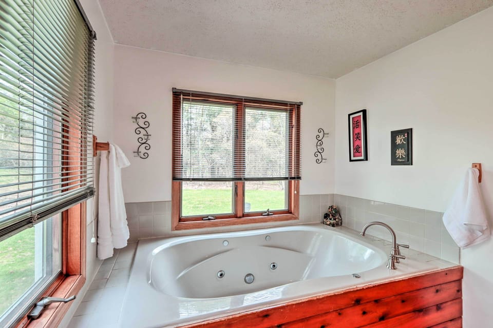 7 Mi to Big Boulder Mountain: Poconos Escape! Cottage in Tunkhannock Township