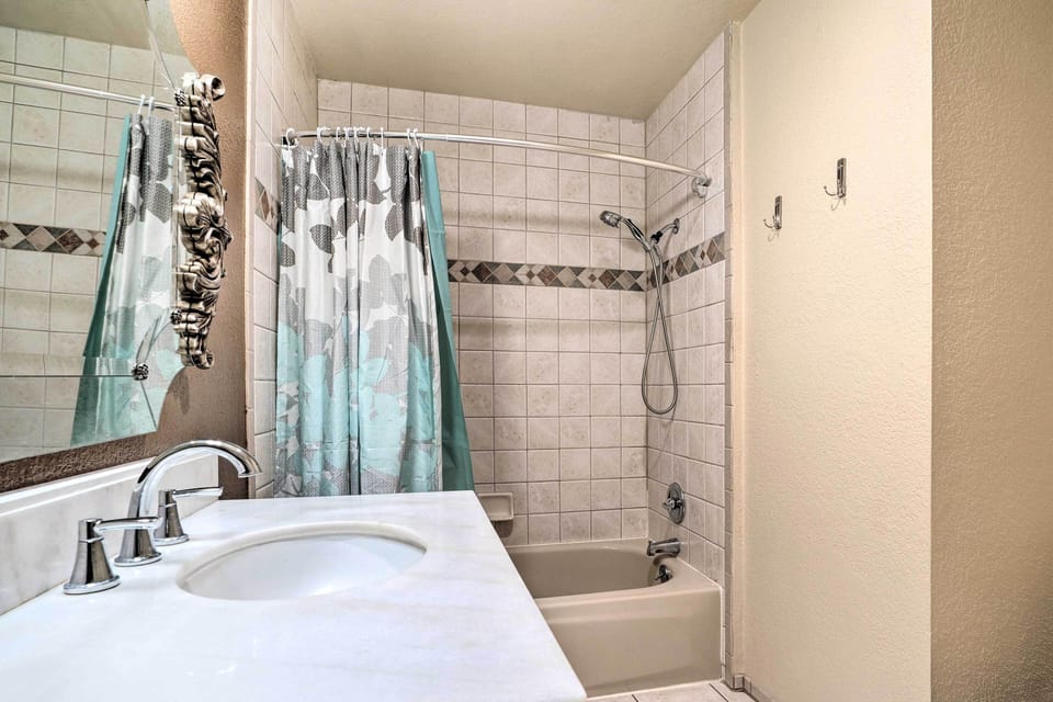 Moses Lake Retreat w/ Salt Water Hot Tub! Cottage in Moses Lake