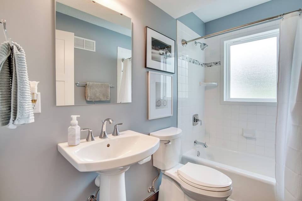 Bright & Sunny Getaway w/ Bikes: 1 Mi to Esu! Cottage in Emporia