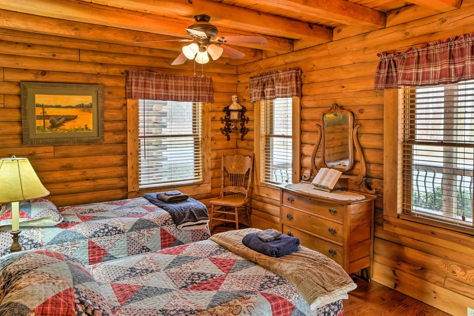 Autumn Cabin Retreat: Private Lake & Fire Pits Cottage in Indiana
