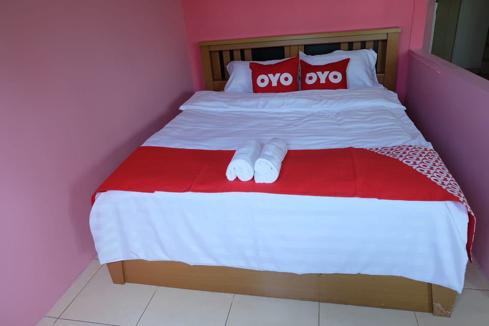 Deluxe Double Room | Laptop workspace, bed sheets