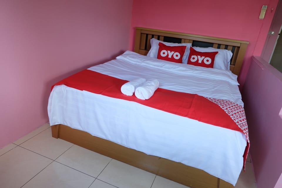 Deluxe Double Room | Laptop workspace, bed sheets