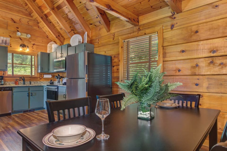 Sunrise Pointe's inviting dining area