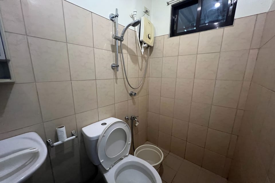 Family Double Room | Bathroom | Shower, rainfall showerhead, free toiletries, towels