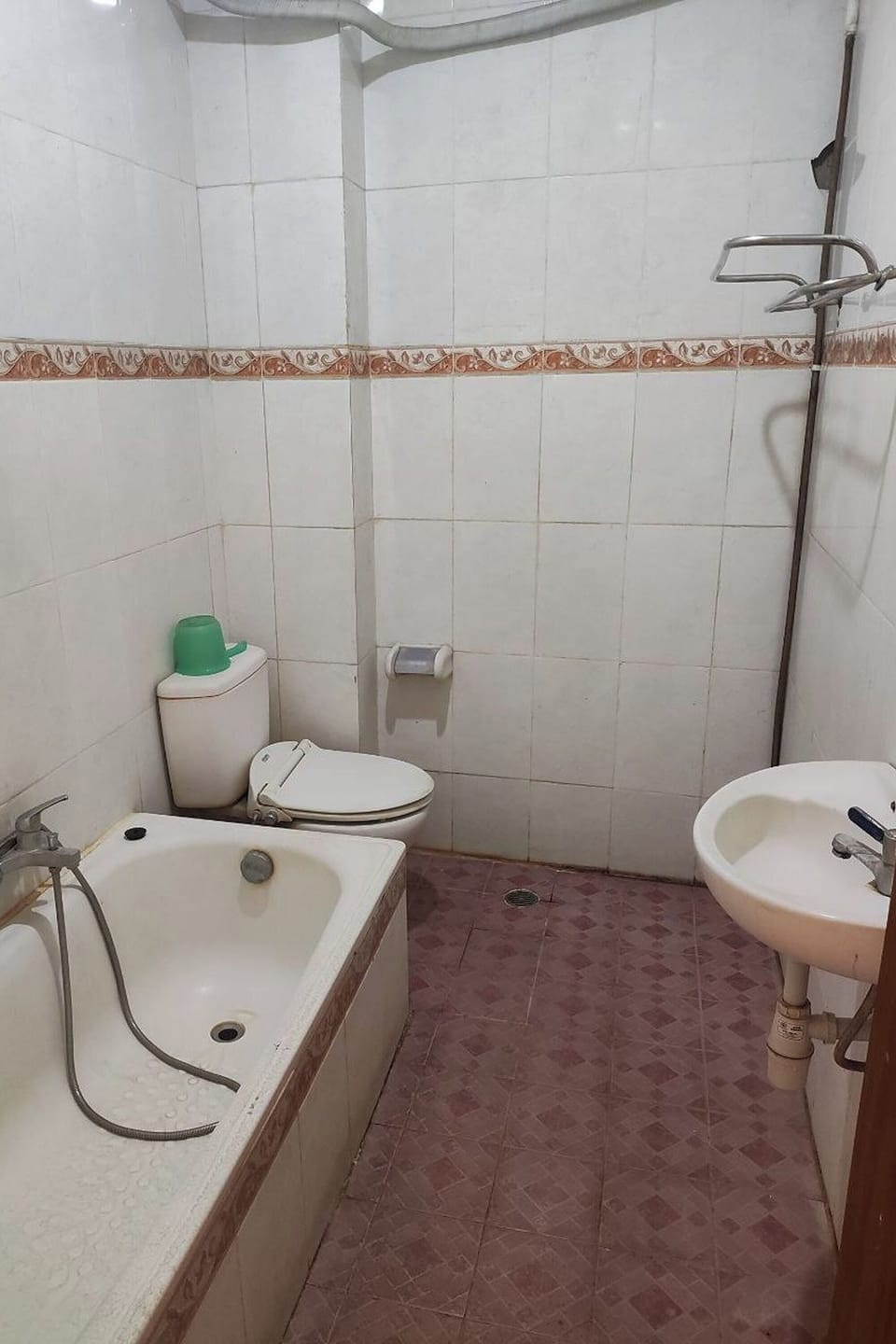 Shower, rainfall showerhead, free toiletries, towels