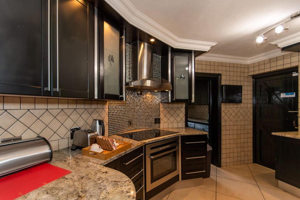 Full-size fridge, microwave, oven, stovetop