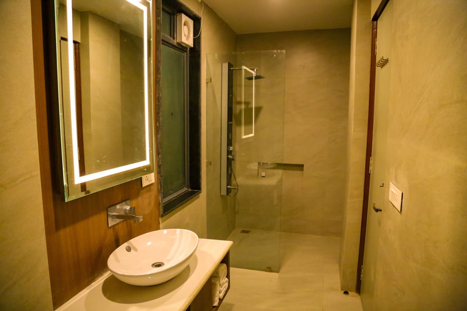 Shower, rainfall showerhead, free toiletries, towels