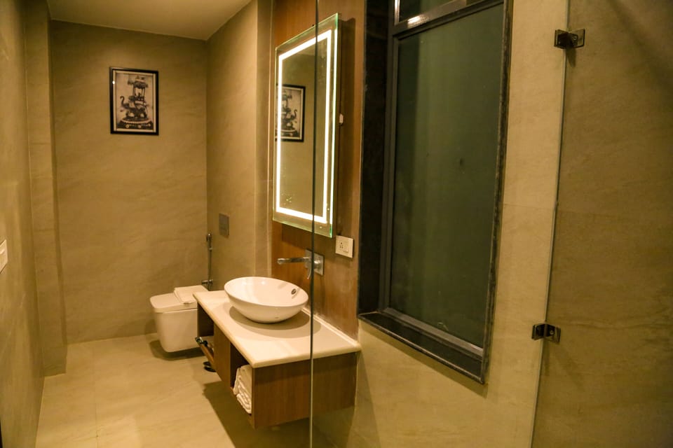 Suite | Bathroom | Shower, rainfall showerhead, free toiletries, towels