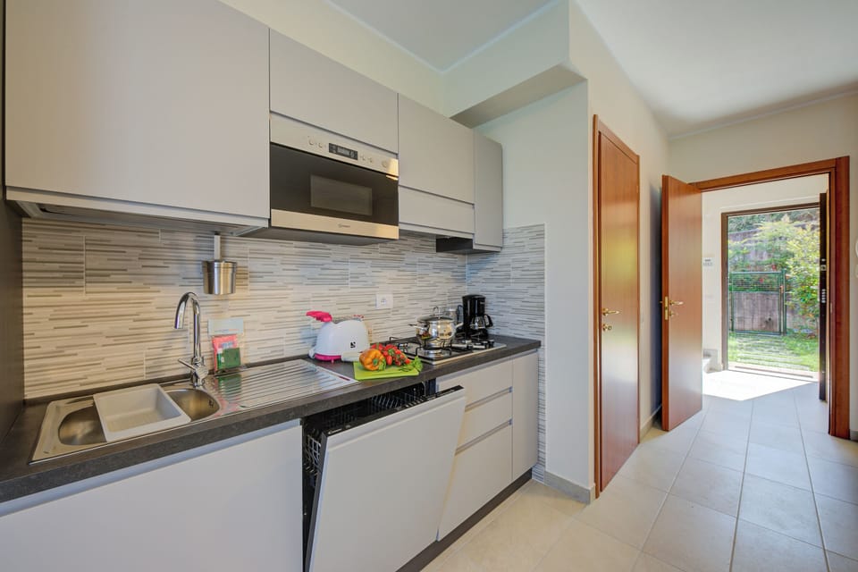 Family House, 2 Bedrooms, 2 Bathrooms, Mountainside (Cottage del Lago: Lake Maggiore Villa) | Private kitchen