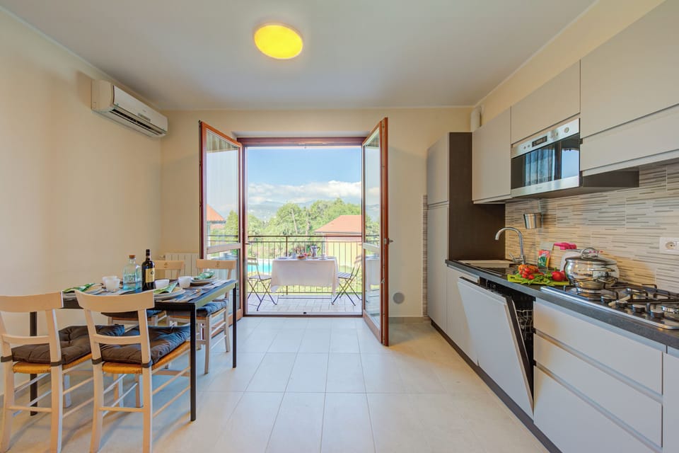 Family House, 2 Bedrooms, 2 Bathrooms, Mountainside (Cottage del Lago: Lake Maggiore Villa) | Private kitchen