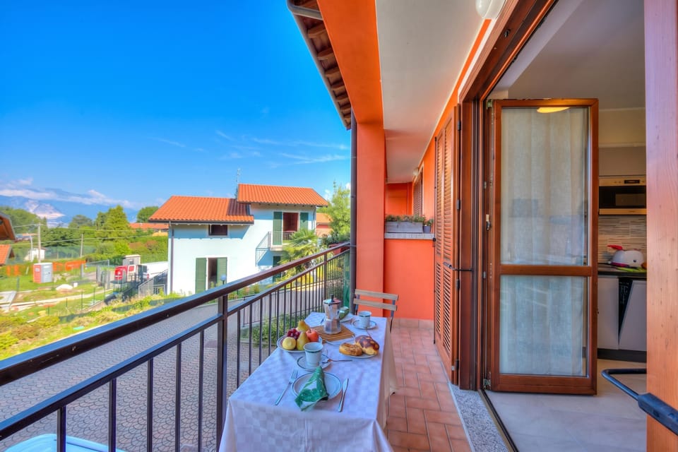 Family House, 2 Bedrooms, 2 Bathrooms, Mountainside (Cottage del Lago: Lake Maggiore Villa) | Balcony