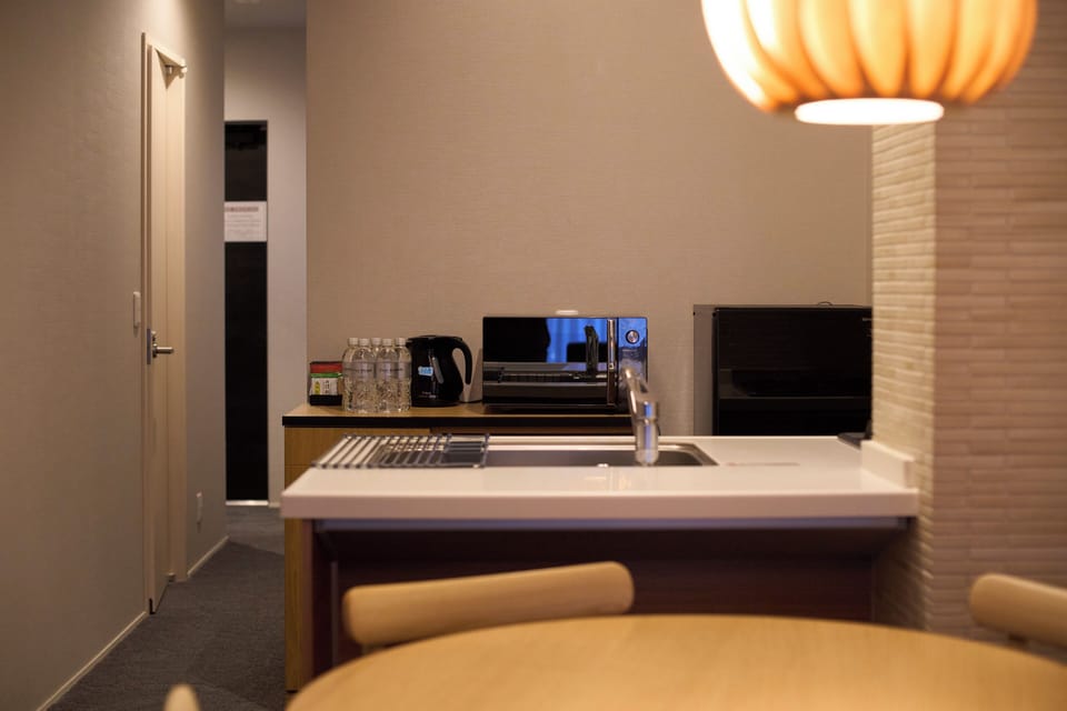 Family Quadruple Room with Kitchen Non-smoking | Private kitchen | Mini-fridge, microwave, cookware/dishes/utensils