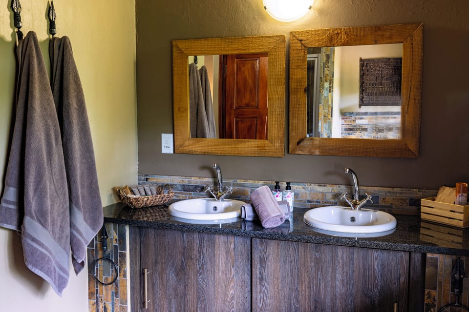 Deluxe Double Room | Bathroom | Towels