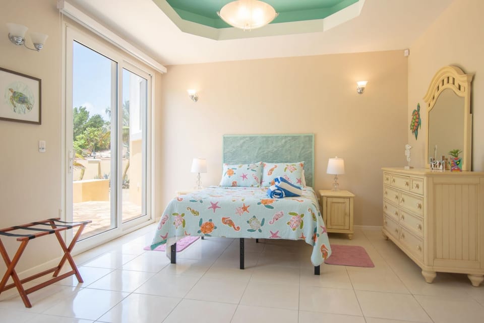 House | 5 bedrooms, desk