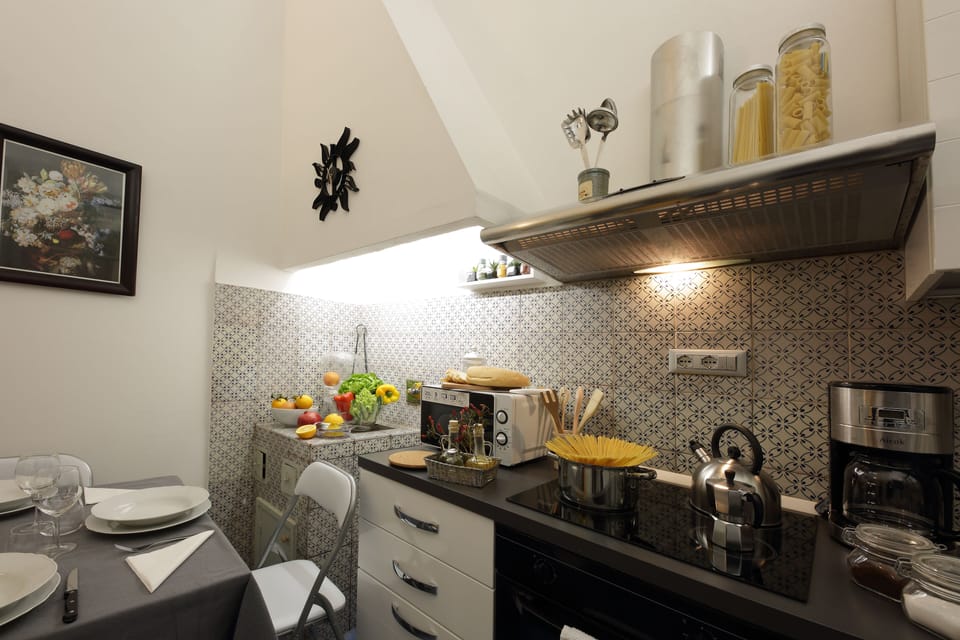 Studio Queen Deluxe | Private kitchen | Espresso maker, coffee/tea maker, electric kettle