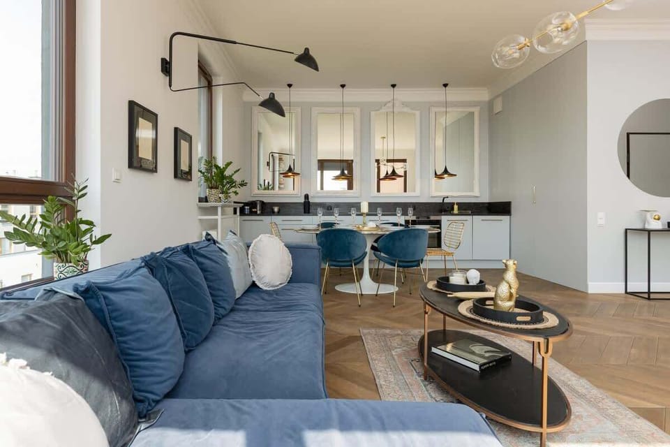 Spacious living room with a sofa, TV, kitchenette and exit to the terrace.