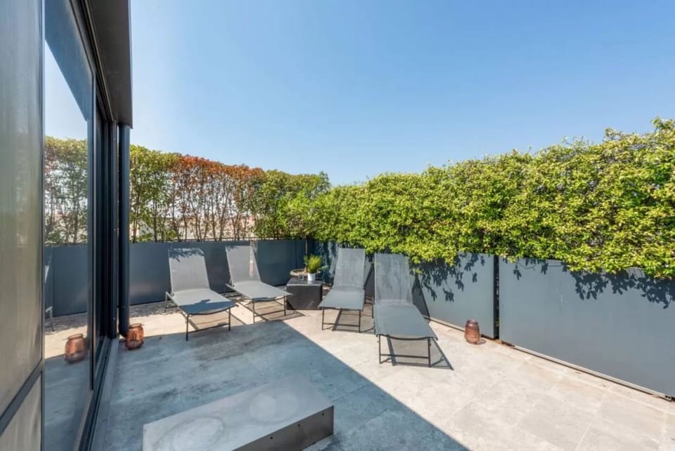 Activities, Amenities, Balcony / Terrace / Patio, Building Exterior, Main Entrance, People, Spring, Summer