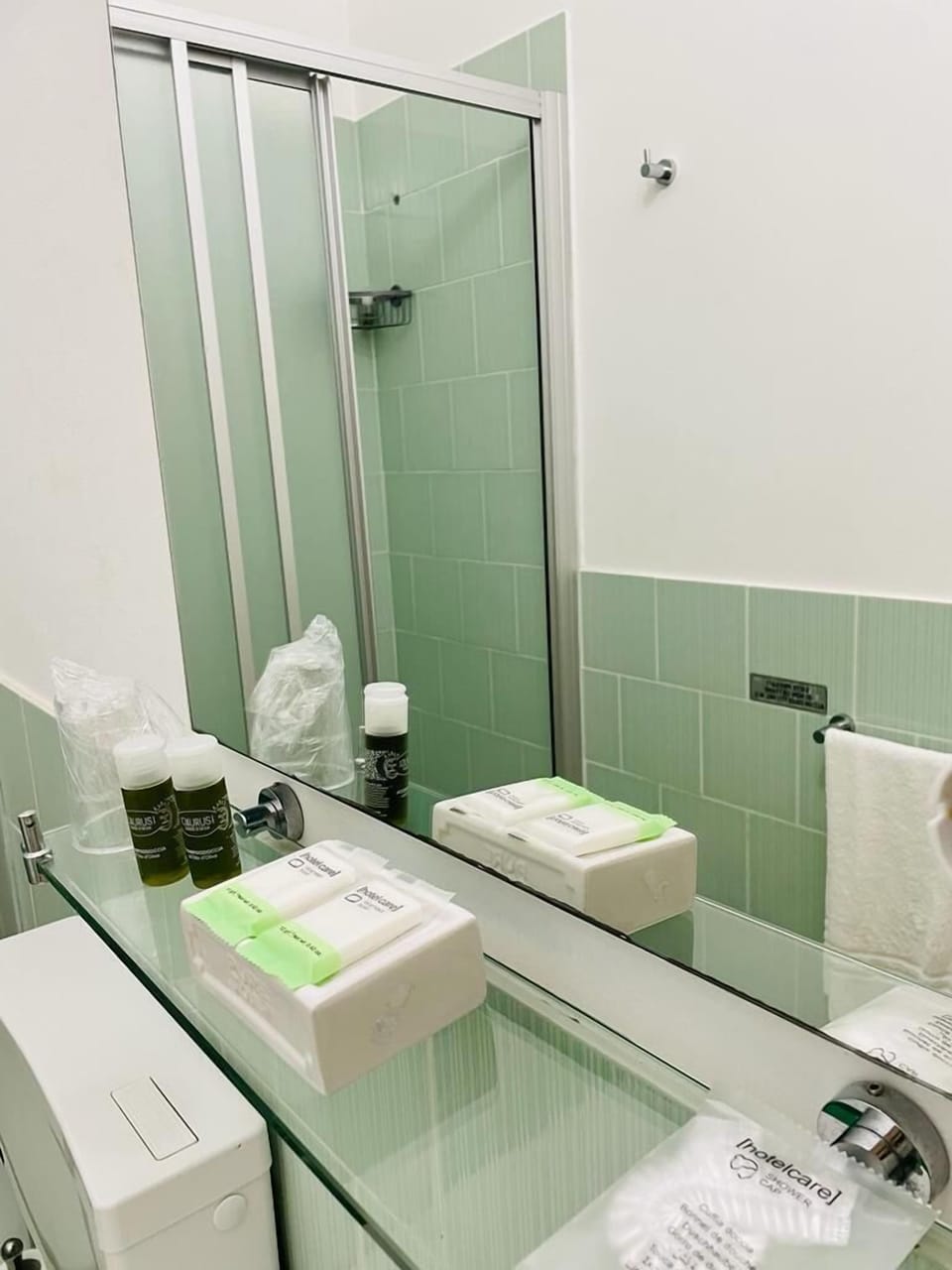 Comfort Double Room | Bathroom | Shower, rainfall showerhead, free toiletries, hair dryer