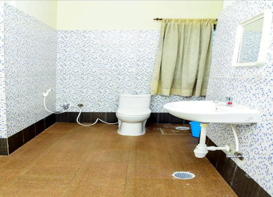 Standard Room | Bathroom | Shower, hydromassage showerhead, towels