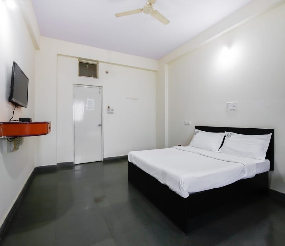 Egyptian cotton sheets, premium bedding, desk, free WiFi