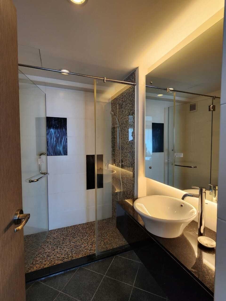 Executive Suite | Bathroom | Shower, free toiletries, hair dryer, slippers
