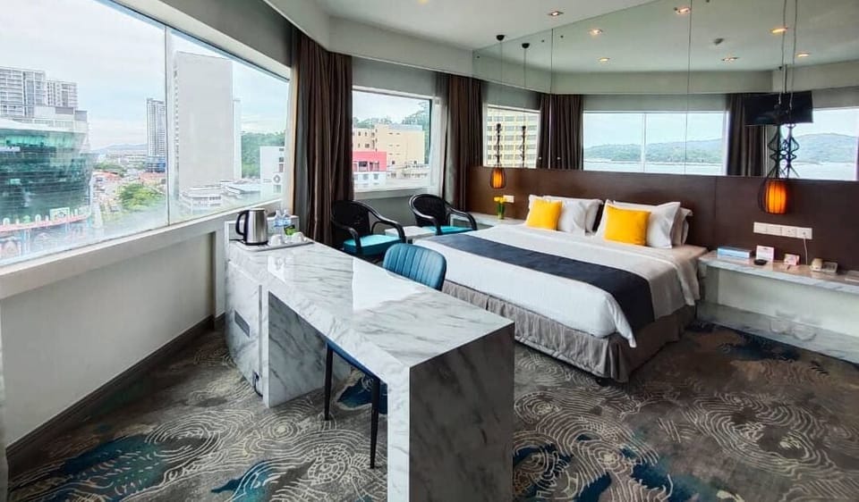 Deluxe King | Minibar, in-room safe, desk, laptop workspace